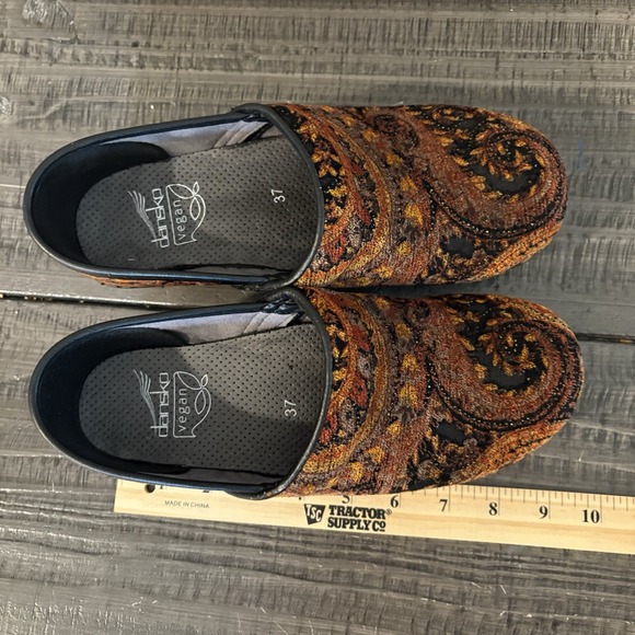 DANSKO Vegan Clogs Size 37 Red Shimmer Paisley Tapestry Velvet  Women's 6.5 US - Picture 7 of 8